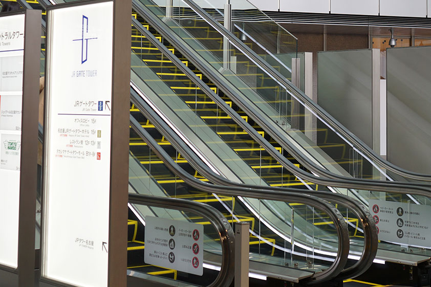 ①名古屋駅（桜通り口）よりエスカレーターでゲートタワー2階へ